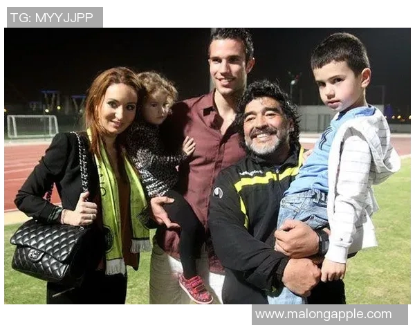 足球巨星携全家温馨合影展现幸福时刻与家庭的力量